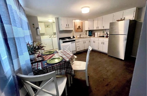 Pittston Apartment | Cozy Downtown Pittston Waterfall Glen 2BR 3 Bd 3 Sofa bed 3 TVs Laundry & Kureg