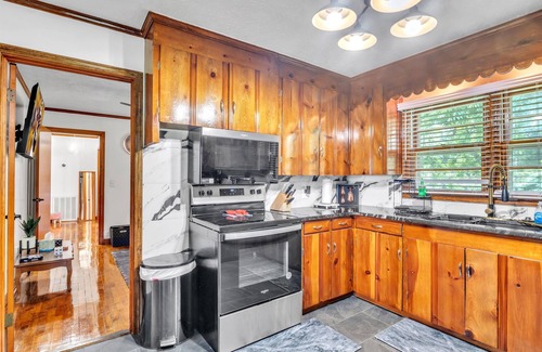 Starkville House | Cozy Downtown Retreat | Walk to MSU & Dining