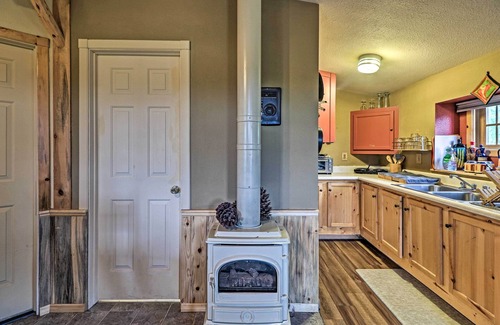 Babb Cabin | Cozy Duck Lake Cabin Near Glacier Nat’l Park!