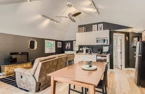 Georgetown House | Cozy, Eclectic, Quiet Studio-Walk to the Square!