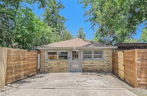 Georgetown House | Cozy, Eclectic, Quiet Studio-Walk to the Square!