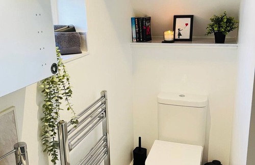 Bookham Cottage | Cozy en-suite with exclusive private entrance