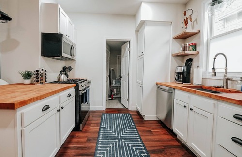 Near East Columbus House | Cozy escape w/Hot Tub, ideal for family and friends!