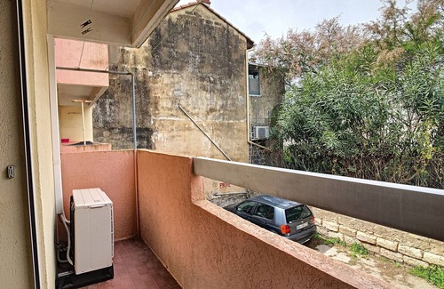Carnon-Plage Apartment | Cozy F2 with Parking, A/C, WiFi - Steps from the Beach