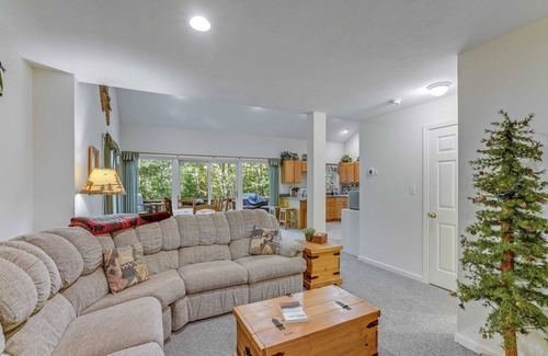 Campton House | Cozy Family Cottage in White Mountains access to Pool, Hot Tub, WiFi, Gym, Sauna