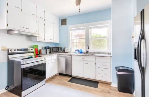Benson House | Cozy family-friendly Bungalow 4 Bedrms 2 bths Historic Beauty - 3 Mi to Stadium