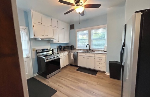 Benson House | Cozy family-friendly Bungalow 4 Bedrms 2 bths Historic Beauty - 3 Mi to Stadium