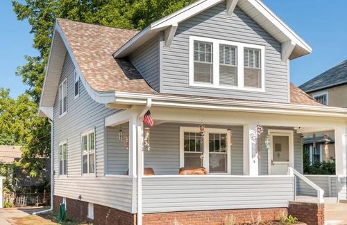 Benson House | Cozy family-friendly Bungalow 4 Bedrms 2 bths Historic Beauty - 3 Mi to Stadium