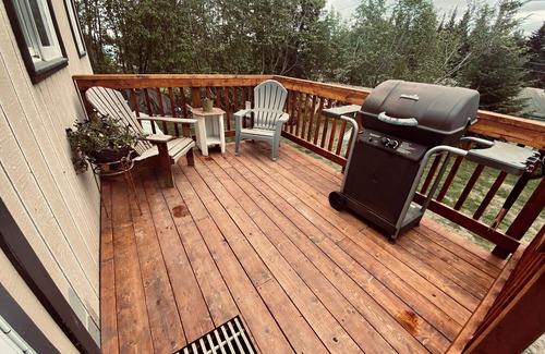 Homer House | Cozy family- friendly in town house w/a backyard, garden, BBQ, and a firepit.