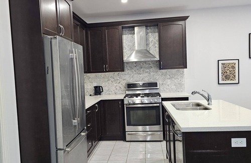 Paris House | Cozy Family Size Home in a quite neighbourhood with proximity to restaurants