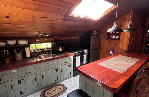 Thornton Cabin | Cozy, family-sized log cabin in NH White Mountains!