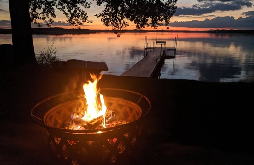 Annandale Cabin | Cozy farmhouse cabin, steps from the lake with amazing views!