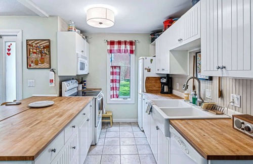 Quechee Condo | Cozy Fireplace, Pets, Club Access! | Saltbox 9A