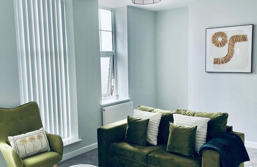 Wainscot Apartment | Cozy Flats Near Strood Station