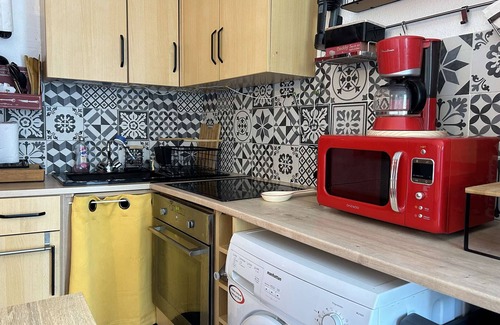 Saint-Pierre-la-Mer Apartment | Cozy 1BR Apt with Balcony & Parking - 800m from Beach - Pet Friendly