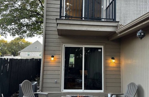 Parkway Central House | Cozy Fun Getaway: Fire Pit, Table Hockey & More!