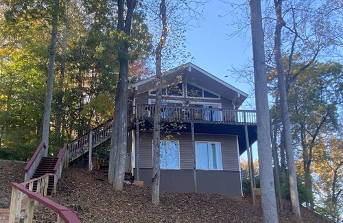 Moneta Cottage | Cozy & fun Lake House with water access and game room!