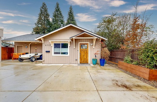 Central Point Cottage | Cozy Gated Cottage near Local Adventures - Full Kitchen, WiFi & Washer/Dryer