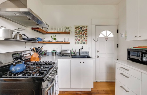 Georgetown Apartment | Cozy Georgetown Apartment