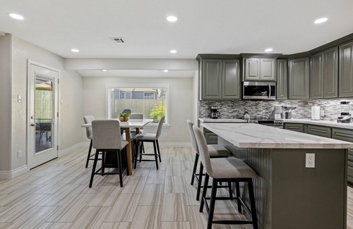 South Side House | Cozy Getaway Close to Beach