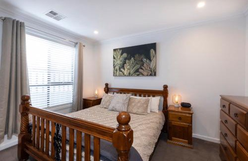 Christies Beach House | Cozy Getaway, King Bed with TV, NBN, Netflix, Nespresso