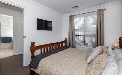 Christies Beach House | Cozy Getaway, King Bed with TV, NBN, Netflix, Nespresso