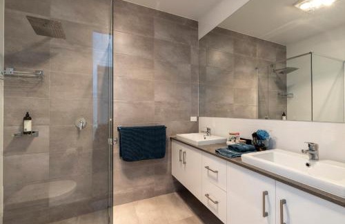 Christies Beach House | Cozy Getaway, King Bed with TV, NBN, Netflix, Nespresso