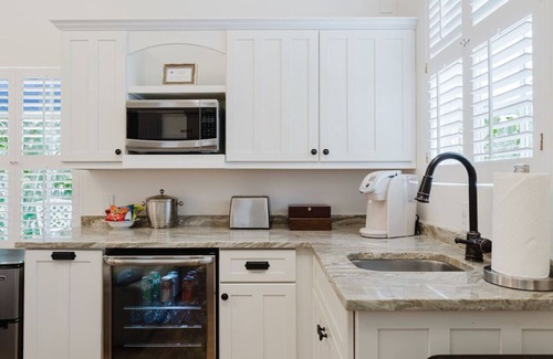 Grandview Heights House | Cozy Guest House Suite w/Heated Pool & BBQ