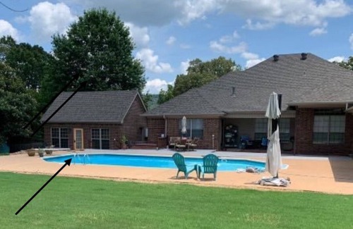 Russellville Apartment | Cozy Guest House w/pool & hot tub!