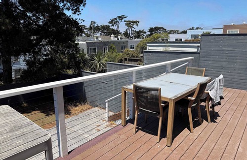 Parkside House | Cozy Guesthouse with Modern Appliances & Private Patio