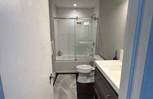 East Quogue Apartment | Cozy Hamptons Getaway. 10 Minute Walk to bay