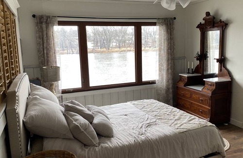 Holcomb House | Cozy Happy RiverHouse with panoramic views of the Rock River