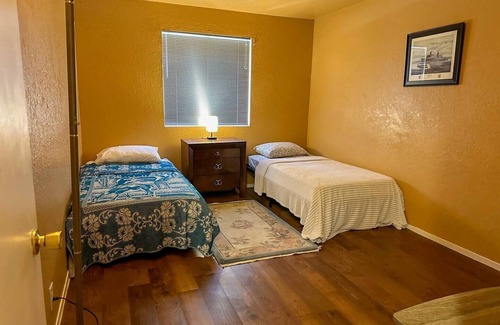 Paradise House | Cozy Harry Reid Airport apartment {pet friendly} five min from the Strip