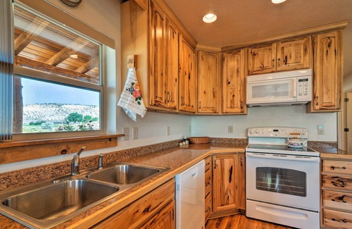 Henrieville House | Cozy Henrieville Cabin: 18 Mi to Bryce Canyon NP!