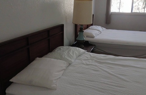 O Brien Hotel | Cozy Hill Top 18 in welcoming Mayo with Wi-Fi, AC, fitness room