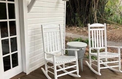 Georgetown Cottage | Cozy Historic Cottage on a Private Island/Real Old Florida/Close to Springs!