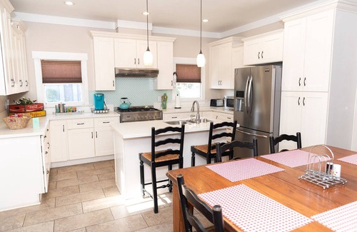 Anaheim Colony Historic District House | Cozy Historic Craftsman Bungalow | 1 mile to Disney | Sleeps 9 | Watch Disney Fireworks in Backyard