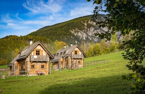 Lassing Apartment | Cozy holiday home with a tiled stove
