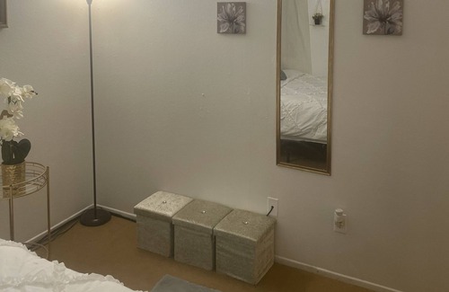 Victorville House | Cozy home! 1 hr from L.A & 2hr from Las Vegas! Lots of Shopping 5 minutes away!