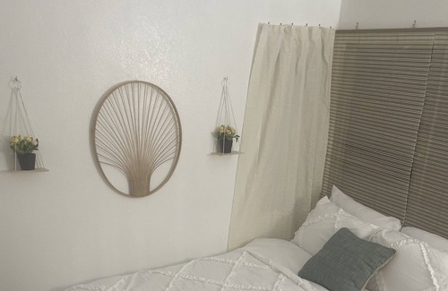 Victorville House | Cozy home! 1 hr from L.A & 2hr from Las Vegas! Lots of Shopping 5 minutes away!