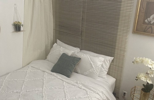 Victorville House | Cozy home! 1 hr from L.A & 2hr from Las Vegas! Lots of Shopping 5 minutes away!