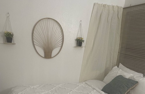 Victorville House | Cozy home! 1 hr from L.A & 2hr from Las Vegas! Lots of Shopping 5 minutes away!