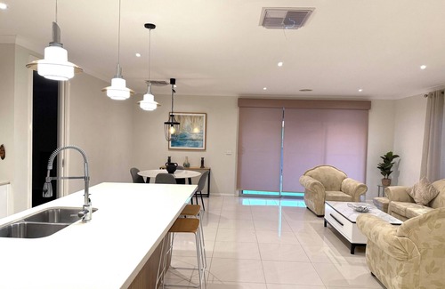 Craigieburn House | Cozy Home in Craigieburn | 20mins away from Melbourne Airport