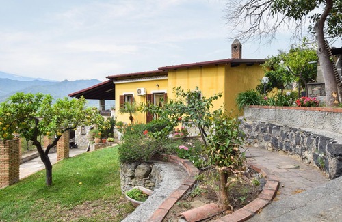 Gaggi House | Cozy home in Gaggi with jacuzzi