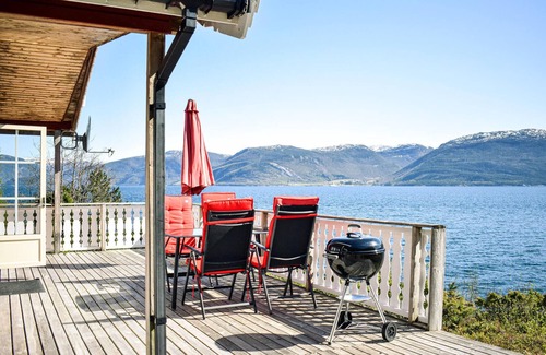Brekke House | Cozy home in Lavik with house sea view