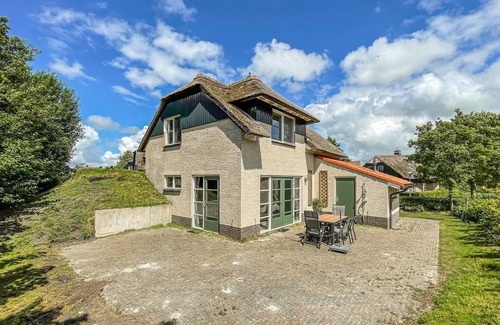 Makkum House | Cozy home in Makkum with kitchen