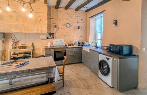 Parennes House | Cozy home in Parennes with swimming pool