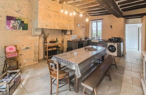 Parennes House | Cozy home in Parennes with swimming pool