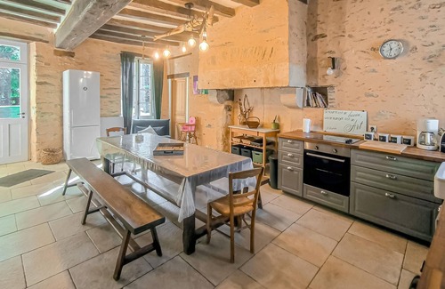 Parennes House | Cozy home in Parennes with swimming pool