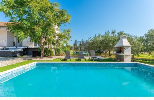 Skabrnja House | Cozy home in Prkos with jacuzzi